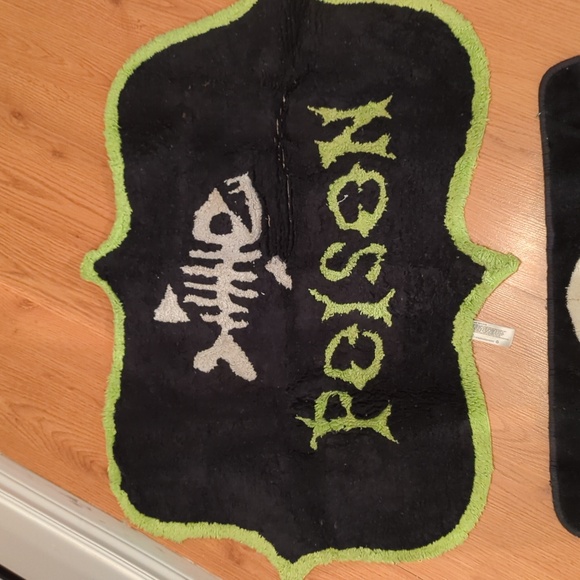 2 bathroom carpets - Picture 3 of 5